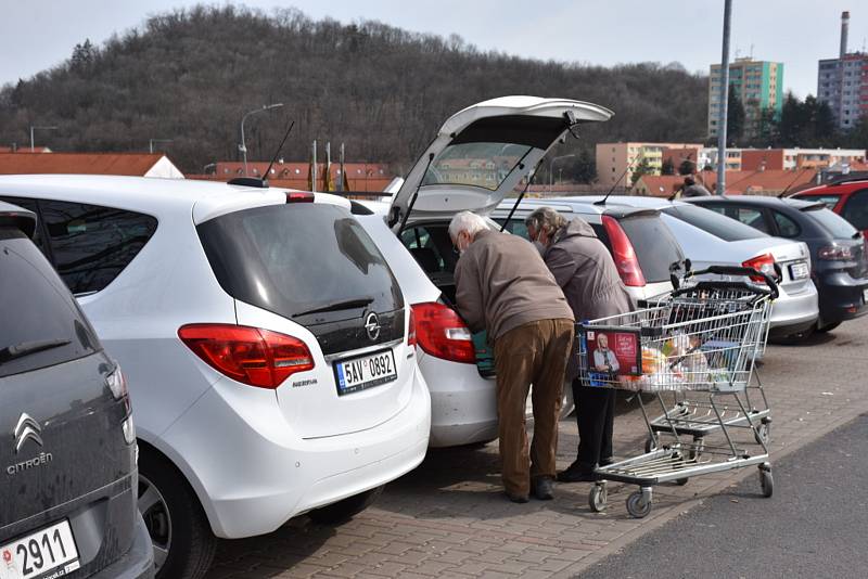 Obchoďáky praskají ve švech i na Kladensku.