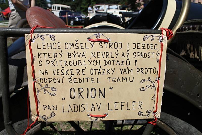 Přehlídka historických vozidel na návsi v Knovízi a start závodu. FOTO: 