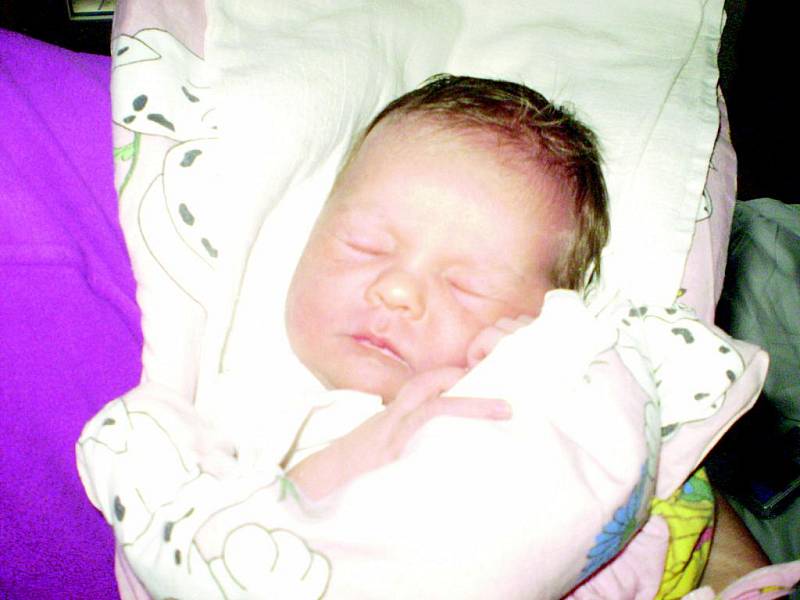 ELIŠKA Dobiášová, Kladno, 23.11.2011, míra 49 cm, váha 3,14 kg, rodiče Lucie Cifková a Jan Dobiáš (porodnice Kladno)