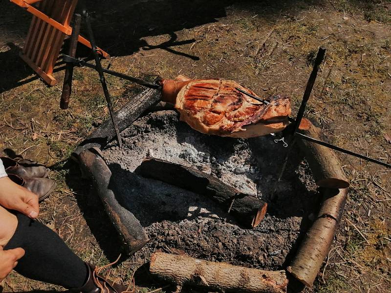 Na louce u Libušína se v sobotu rozhořela středověká bitva.