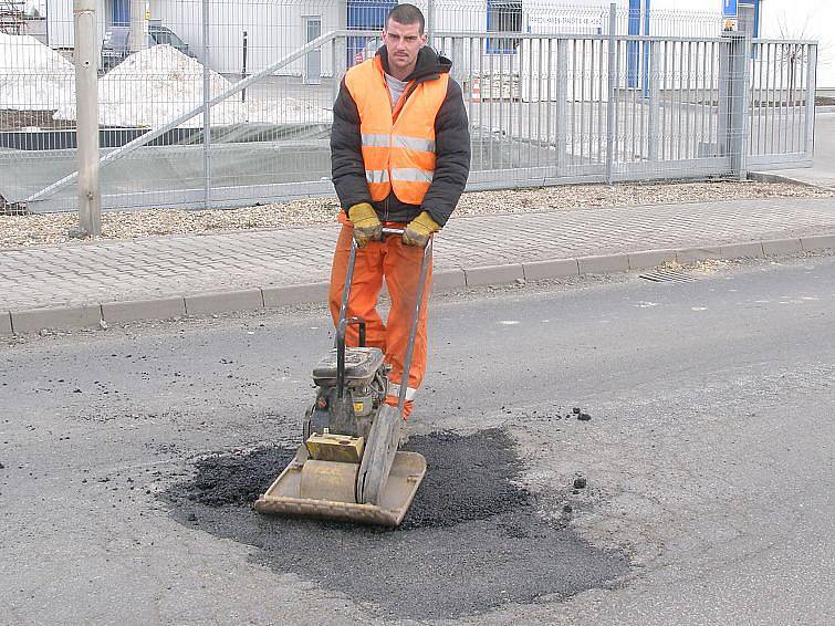 Takto opraví až pětaadvacet výtluků denně.