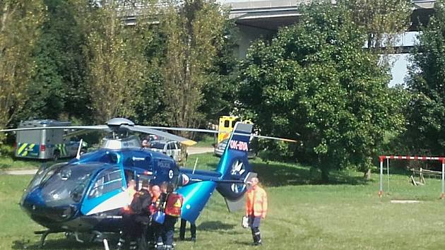 Sedmatřicetiletý muž zůstal ležet po pádu ze sítenského mostu bezvládně na trávě v údolí. Jeho zranění jsou velmi vážná.