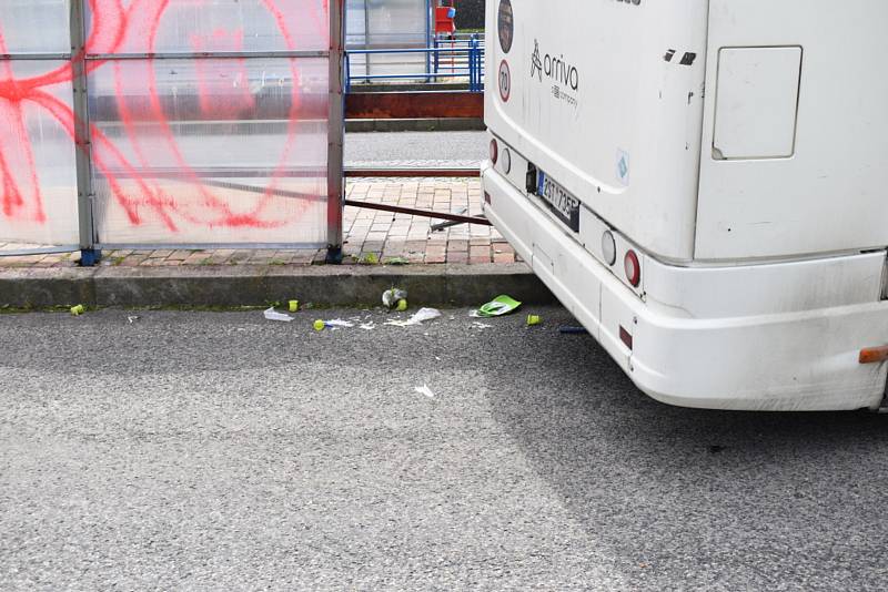 Autobus ve Slaném smetl zastávku, jeden chlapec zemřel.