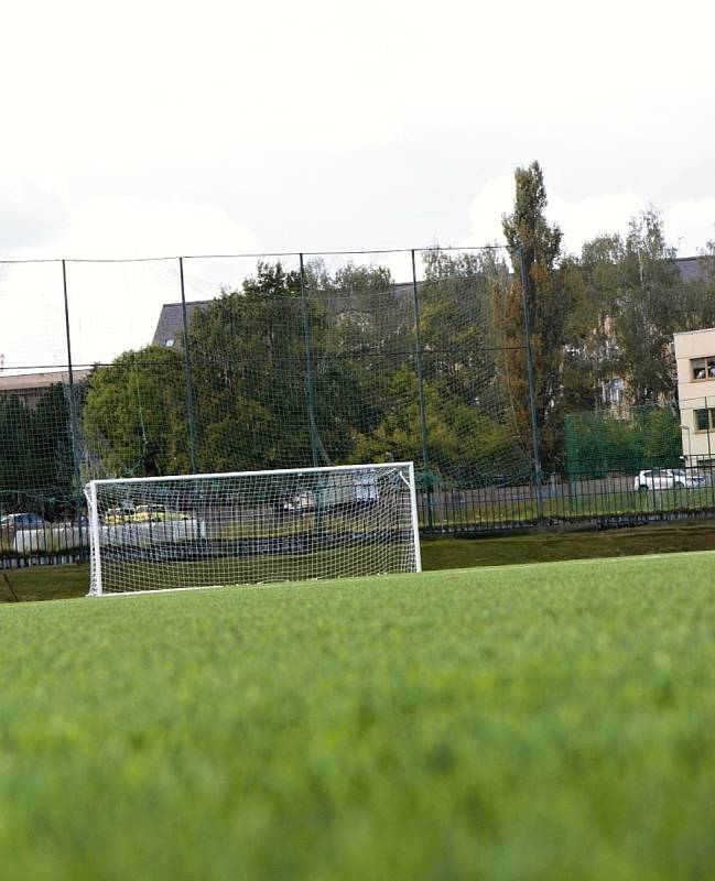 Hřiště s umělou travou na SK Kladno dostalo nový povrch, po dlouhých 17 letech.