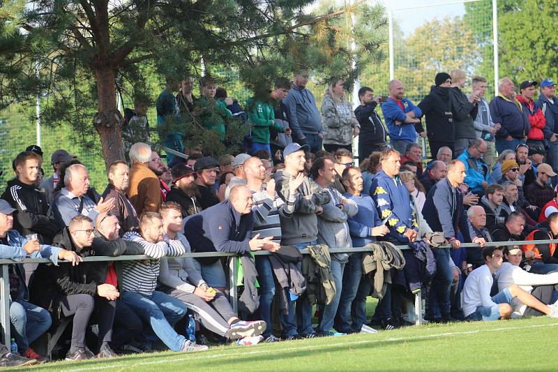 Třetiligový Slovan Velvary přivítal v rámci MOL Cupu mistrovskou Slavii Praha.