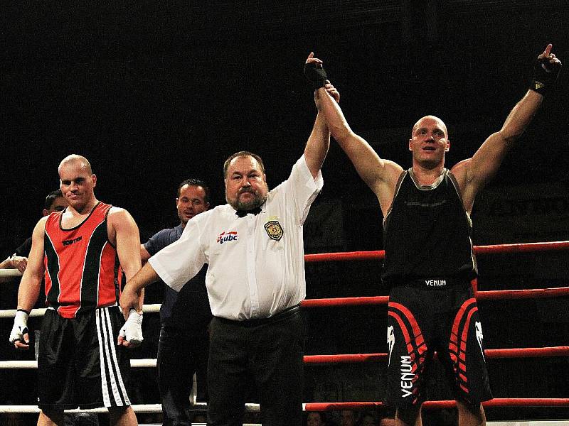 Karel Horejšek Kladno - Jarda Balíček Řezníček Gym. Klasický box (-86kg). Napínavý zápas diváky bavil, nakonec vítězí halou podporovaný kladenský borec Horejšek // Noc válečníků 3 - Kladno 15. 12.2011