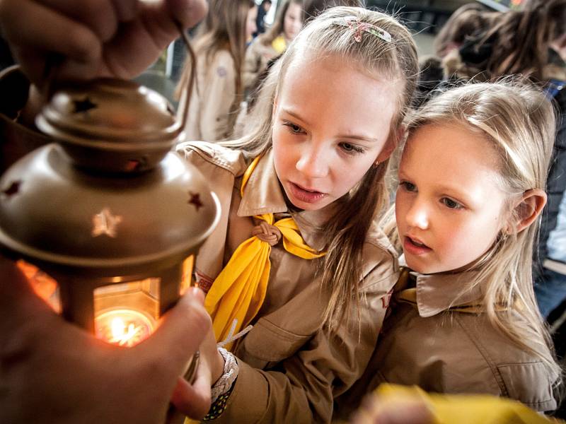 Plamínek dovezený z rodiště Ježíše Krista si je možné připálit i na Kladensku a Slánsku.