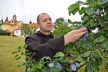 Bratr Jan se věnuje kromě duchovních záležitostí i výrobě džemů.