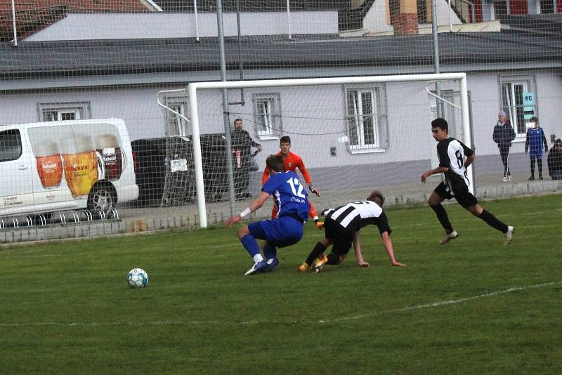 Dorost SK Kladno (v modrém) podlehl v přípravě Admiře Praha 1:4.