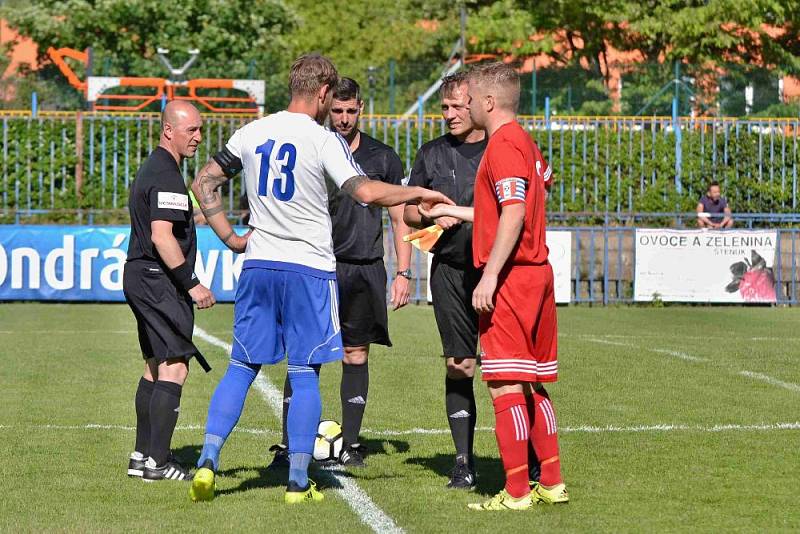 Slaný (v bílém) přehrálo 1:0 Libušín a poslalo ho o soutěž níž.