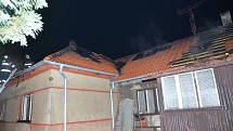 Požár rodinného domu v Bratronicích večer 5. února. Zasahovalo celkem 13 hasičských vozidel a šest jednotek.