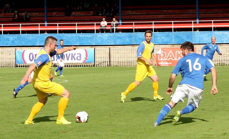 SK Rakovník (ve žlutém) po skvělém výkonu porazil druhou Vykáň 4:3. 