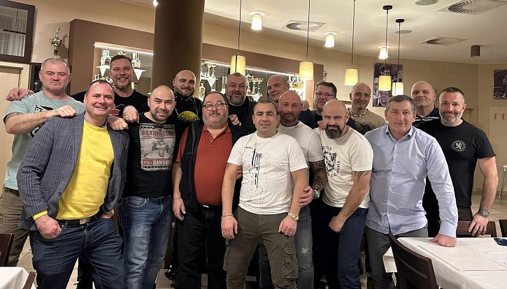 Boxeři bývalého klubu Průmstav Kladno se sešli u Rudolfa Kraje v jeho hotelu v Mělníku.