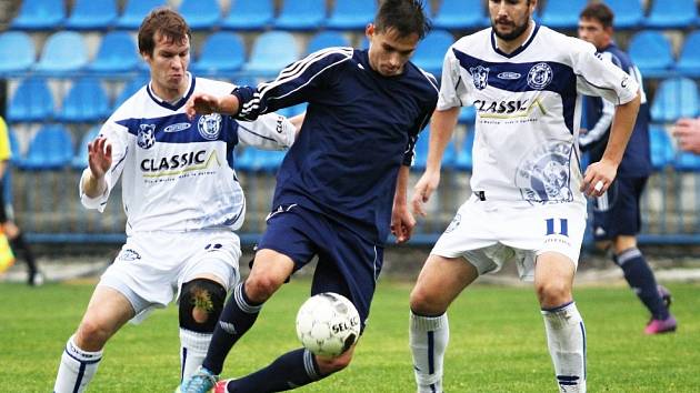 Zkušené duo David Frič (vlevo) - Tomáš Procházka (vpravo) vzalo do kleští chomutovského útočníka. Kladno vyhrálo 1:0. 