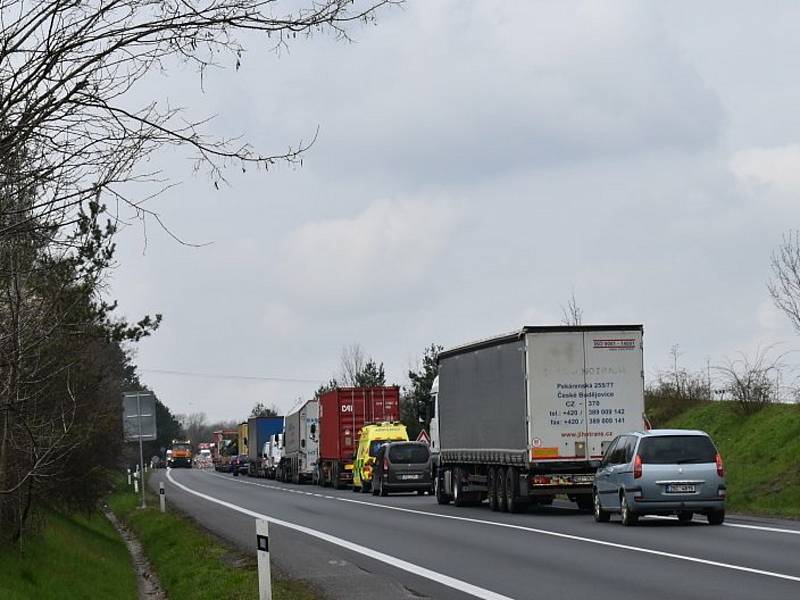 Na rychlostní silnici u Slaného si postojíte v kolonách a stejně tak ve městě, kde probíhají rovněž opravy komunikací.