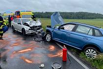 Nehoda dvou osobních automobilů na silnici mezi Velkou Dobrou a Kladnem.