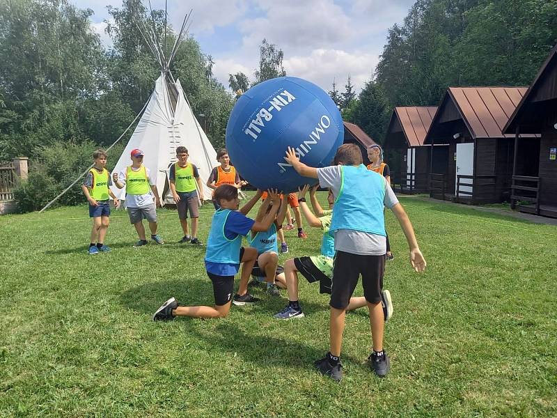 Děti na sportovním táboře v Libušíně, který je pobytovou základnou Labyrintu.