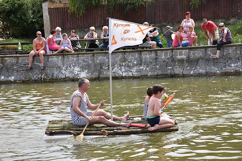 Z dětského dne v Poštovicích, odhalení znaku a vodní radovánky.