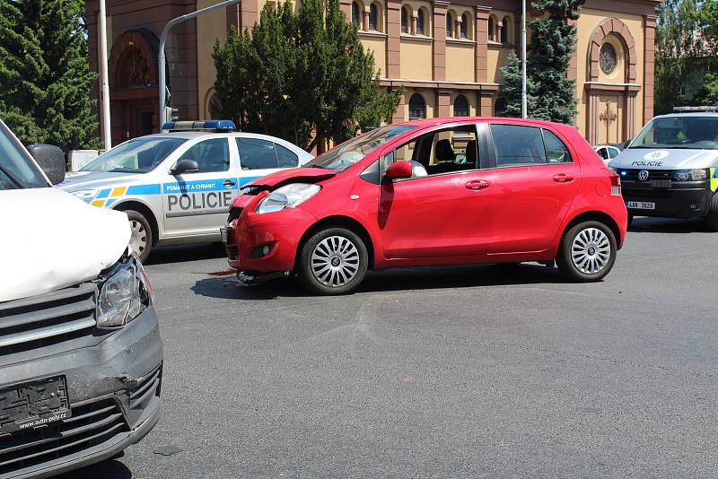 V Rozdělově se srazily dva osobáky, tři lidé byli zraněni