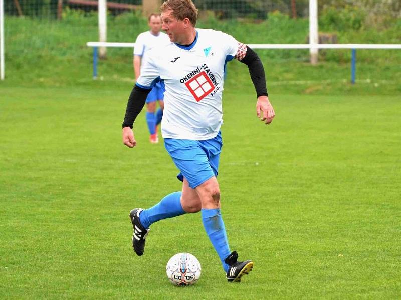 Brandýsek (v bílém) nedal šanci Kročehlavům a vyhrál 3:0.