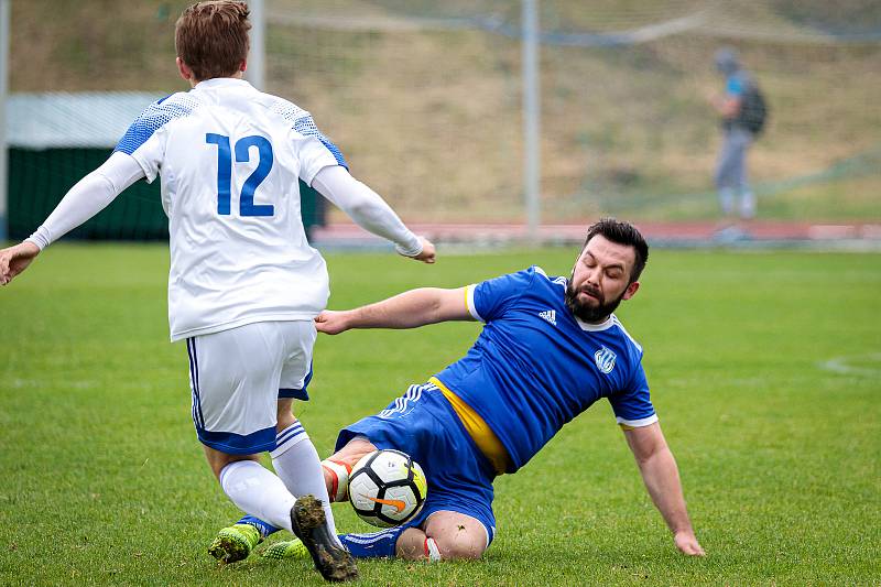 Fotbalová příprava: Kladno (v bílém) nečekaně vyhrálo na hřišti SK Slaný vysoko 7:1. Jan Šmidrkal debutoval ve Slaném