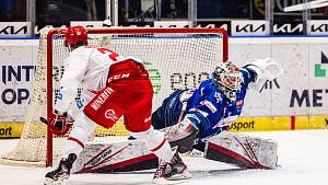 Hokejová extraliga: poslední Kladno senzačně porazilo Třinec. Martin Růžička při trestném střílení za stavu 1:0 trefil jen tyčku branky Marekse Mitense.