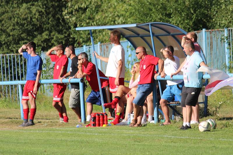 Nováček krajského přeboru Libušín (v červeném) v prvním kole nečekaně doma přehrál obhájce prvenství Poříčí 3:2 na penalty.