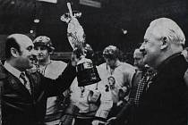 Oslavy Kladna po zisku titulu v roce 1977. Zdeněk Andršt předal pohár, převzal ho i tehdejší kouč Jaroslav Volf