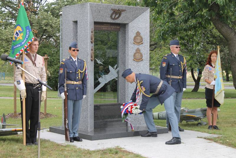 Na ruzyňském letišti si připomněli návrat československých pilotů.