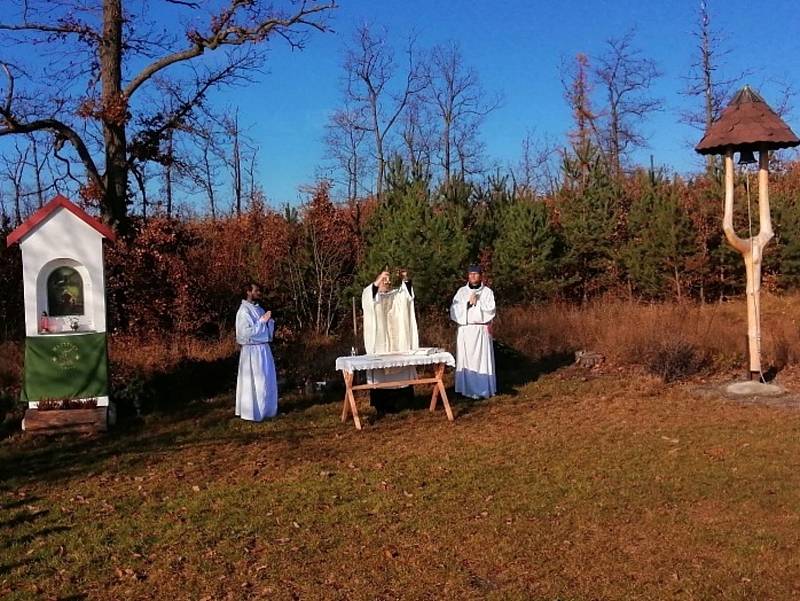 Ze slavnostního zahájení lovecké sezony u kapličky sv. Huberta v lokalitě Na Kaplířce v Unhošti.