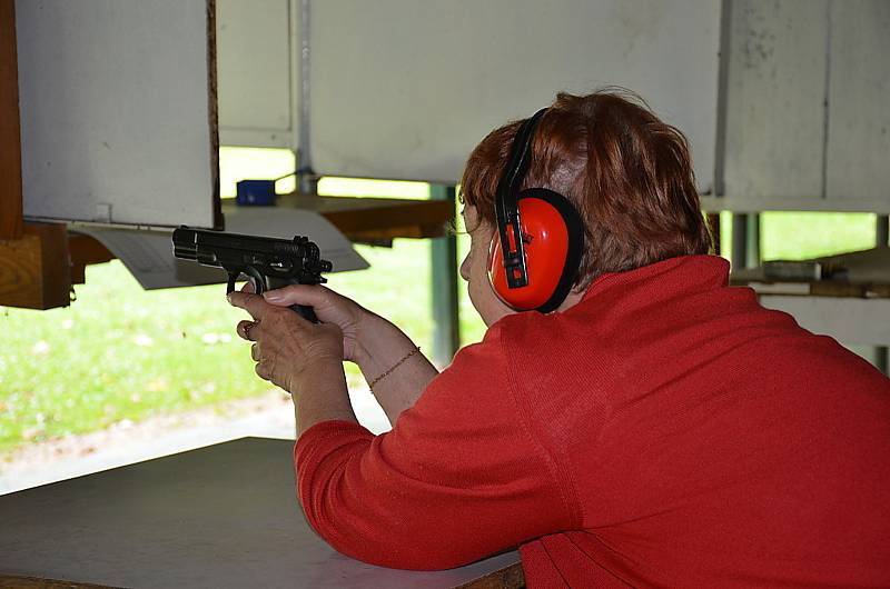 Druhý ročník soutěže střelby z pistole ve Zvoleněvsi na počest válečného veterána Ludvíka Darovce.