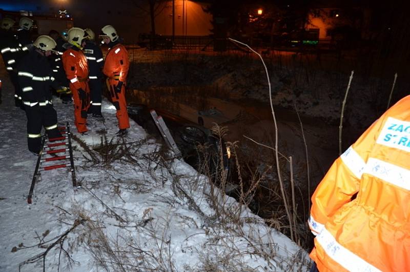 Dopravní nehoda v Unhošti skončil v požární nádrži