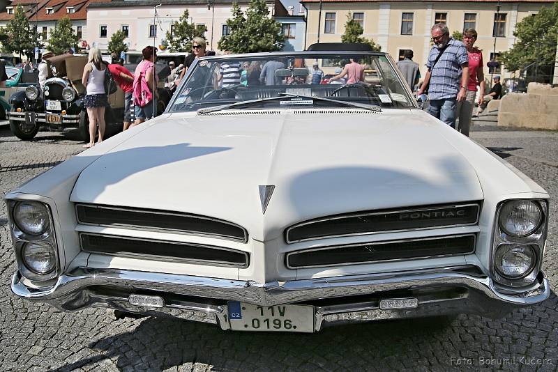 Výstava veteránů na náměstí Starosty Pavla v Kladně, před startem sobotní etapy // 2. ročník Veteran rallye Kladno