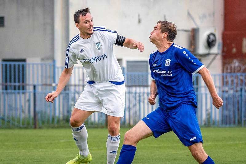 Slaný (v bílém) nečekaně porazilo v divizi Český Brod 2:0.