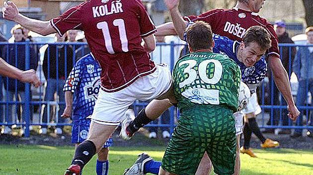 Kladno - Sparta, pohled na sporný gól Koláře zezadu.