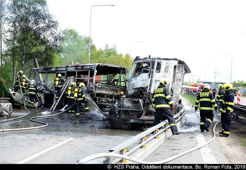 Požár autobusu a tahače na Pražském okruhu.