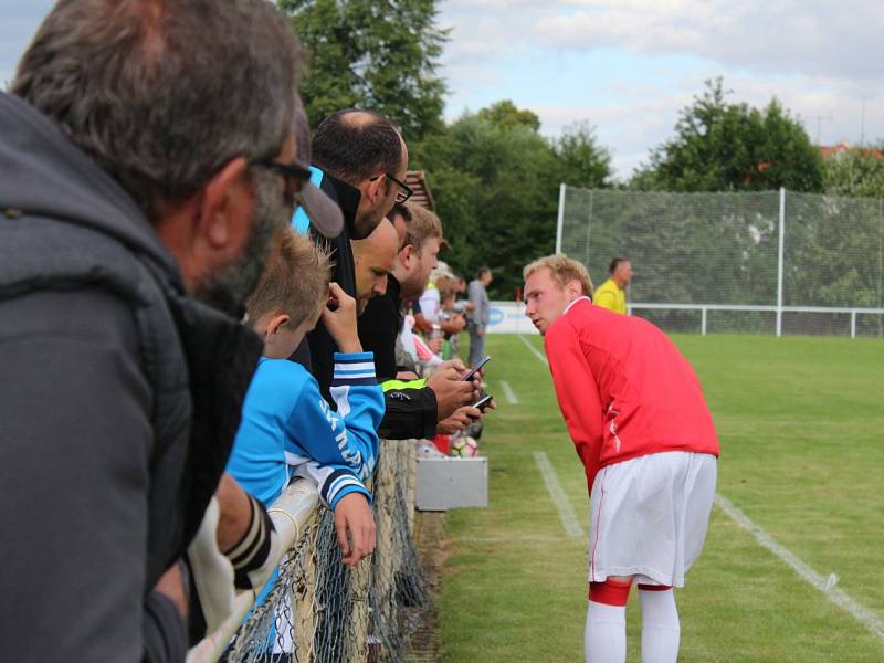 Tuchlovice (v červeném) prohrály doma s Hvozdnicí 0:1. Michal Cabejšek se chystá