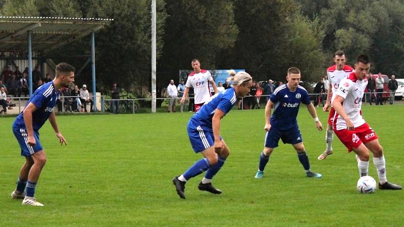 Pohárový šok: třetiligové Velvary (v modrém) vyřadily z MOL Cupu prvoligové Pardubice.