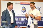 Slavnostní otevření hokejového sportovního centra ve Slaném za účasti Jaromíra Jágra (vpravo) i Jana Skopečka, radního pro oblast vzdělávání a sportu.