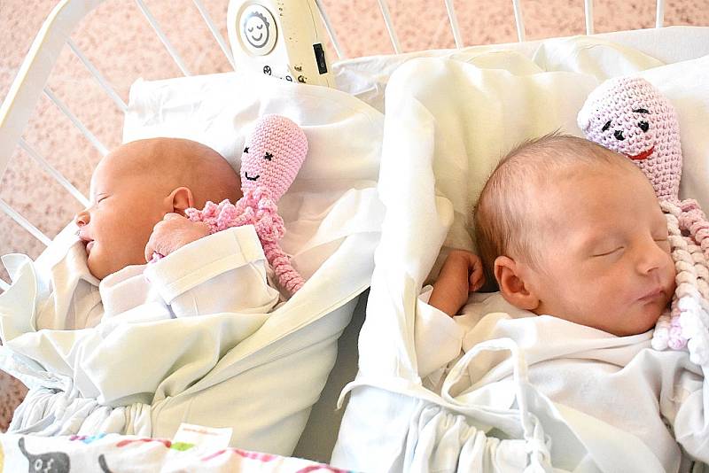 ANEŽKA A AMÁLIE JUNOVY, DOKSY. Narodily se 1. března 2018. Vážily 2,67 kg a 2,2 kg. Rodiče jsou Anna Junová a Pavel Jun. (porodnice Kladno)