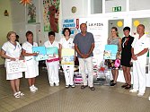 ZÁSTUPKYNĚ NADAČNÍHO FONDU La Vida Loca slavnostně předaly vedení kladenské nemocnice kufříky pro opuštěné novorozence.