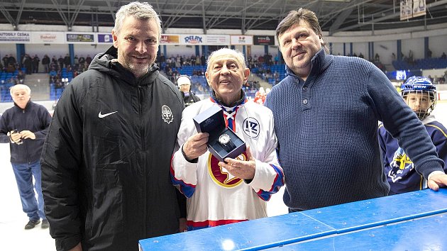 Nový člen Síně slávy kladenského hokeje Vladimír Svoboda vychoval mistry světa i olympijské vítěze. Tady je s někdejšími svěřenci Davidem Čermákem a Vladimírem Kamešem.