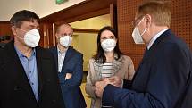 Ministr zdravotnictví Petr Arenberger přijel do Slaného osobně poděkovat zdravotníkům.