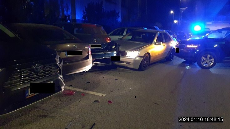 Při dopravní nehodě na náměstí Starosty Pavla řidič naboural čtyři vozidla.