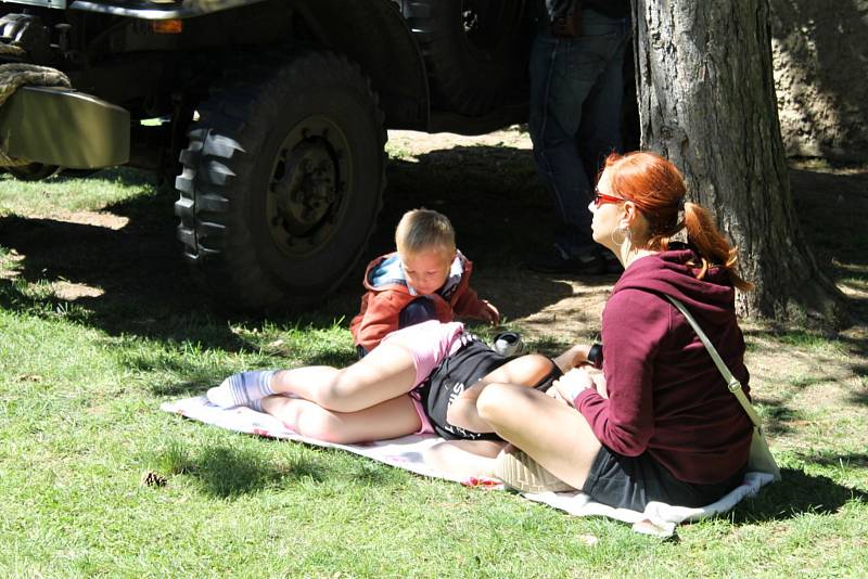 Přehlídka veteránů a závod v Knovízi.