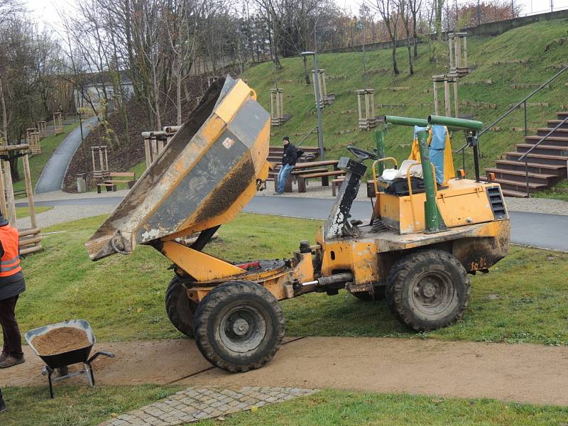 Útrerní instalace soch v Sítenském údolí v Kladně v parku zoo.