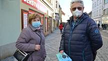 Manželé ze Slaného slyšeli o změně nařízení v rádiu. V rámci procházky si hned několik respirátoru nakoupili na Londě.