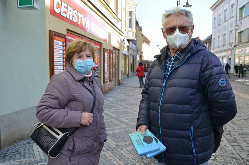 Manželé ze Slaného slyšeli o změně nařízení v rádiu. V rámci procházky si hned několik respirátoru nakoupili na Londě.