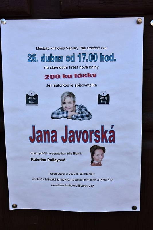 Křest nové knihy spisovatelky Jany Javorské (v bílé košili s černou vestou). Kmotrou byla moderátorka Kateřina Pallayová (v černém kostýmku).