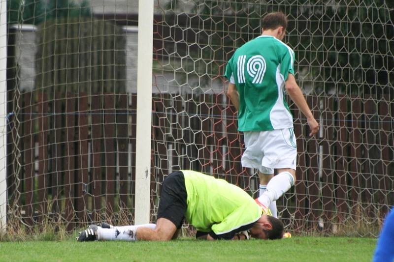 Tuchlovice (v bílém) - Hostouň 2:2. 